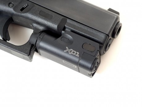 Nueva a estrenar. Linterna por acomple a arma corta o larga por carril pincantilly. Con enganche de extrancción 00