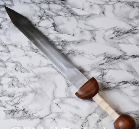 Este gladius es una réplica de un original del siglo I dC. Este gladius romano tiene una hoja tipo Pompeya 00