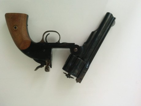 Un amigo me encarga que anuncie la venta de un revolver Schofield Uberti de 5 pulgadas. Tiene certificado 11