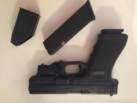 Vendo Glock 22 calibre 40 sw, una maravilla totalmente nueva se habrá usado solo dos o tres veces. Es 02