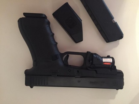 Vendo Glock 22 calibre 40 sw, una maravilla totalmente nueva se habrá usado solo dos o tres veces. Es 01