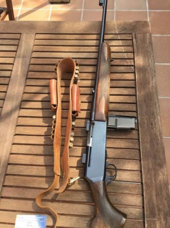 Buenas tardes,un amigo vende este rifle,se trata de un browing calibre 243 semiautomático,con las bases 10