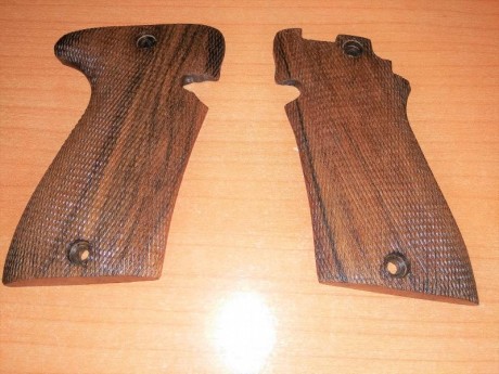 Vendo dos juegos de cachas para estas pistolas, unas en plástico con apoyo para pulgar y las otras en 01