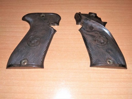 Vendo dos juegos de cachas para estas pistolas, unas en plástico con apoyo para pulgar y las otras en 00