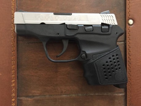 Hola,, 
SÓLO EL ARMA tal como se sirve de nueva con funda, caja y candado 390€..... REBAJADA A 350 €. 01