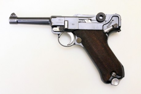 P08 luger 

Muy atractivo este Luger de 1937, y todavia el primer variante con partes en amarlllo, aunque 02