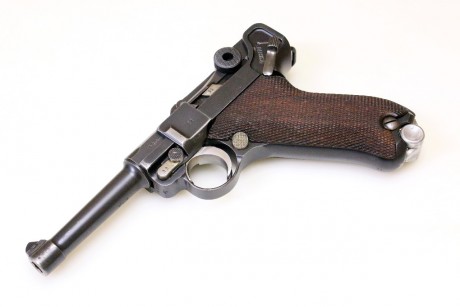 P08 luger 

Muy atractivo este Luger de 1937, y todavia el primer variante con partes en amarlllo, aunque 01