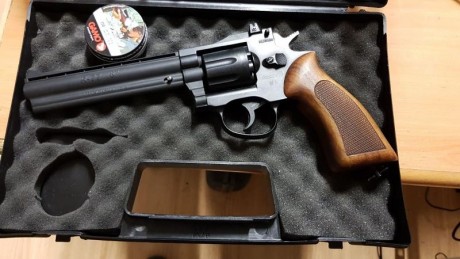 Hola compañeros:

    Probablemente el mas exclusivo de los revólveres clásicos de gamo. Una pieza de 00