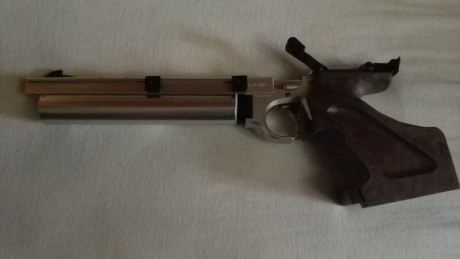Vendo Steyr LP10 con bombonas del año 2011. La pistola es del 2012. Buen estado. Cacha talla M. Se encuentra 01