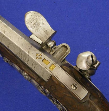 Voy a colocar unas fotos de un arma larga alemana de llave de mecha del siglo XVI. 101