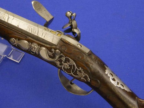 Voy a colocar unas fotos de un arma larga alemana de llave de mecha del siglo XVI. 100