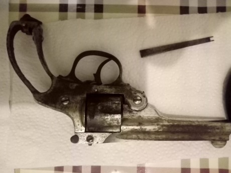 Hola: estoy buscando el martillo de un revòlver del calibre 32 corto un abrazo 01