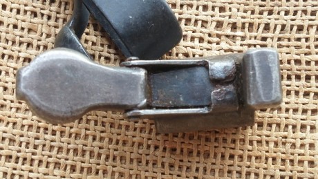 Buenas.
El tapabocas del Mauser español mod 1916 .....15 euros ,estado bueno
El tapabocas del Mauser portugues 02