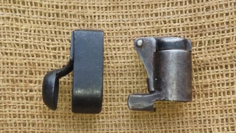 Buenas.
El tapabocas del Mauser español mod 1916 .....15 euros ,estado bueno
El tapabocas del Mauser portugues 00