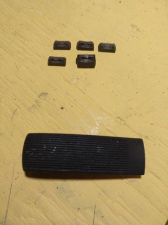 Vendo un "mainsprig housing" o lomo del muelle real de un modelo que desconozco , así como 5 02