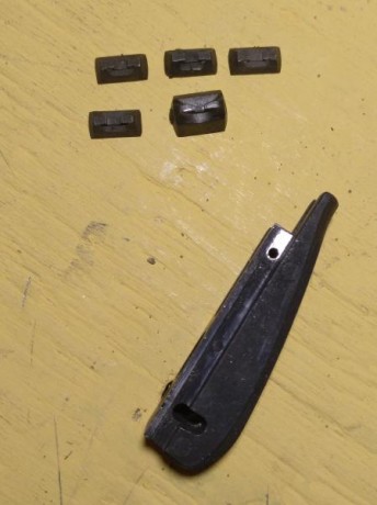 Vendo un "mainsprig housing" o lomo del muelle real de un modelo que desconozco , así como 5 01