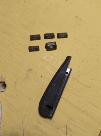 Vendo un "mainsprig housing" o lomo del muelle real de un modelo que desconozco , así como 5 00