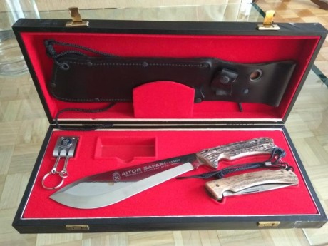 Vendo Cuchillo AITOR SAFARI ref 454190 y cuchillo AITOR COMMANDO ref 387190 con asta de ciervo. Nuevo, 00