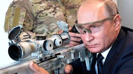 Pues el "presi" ruso disparó 5 veces a 600 metros y dio en el blanco 2 o 3 veces. Sea como sea, 00
