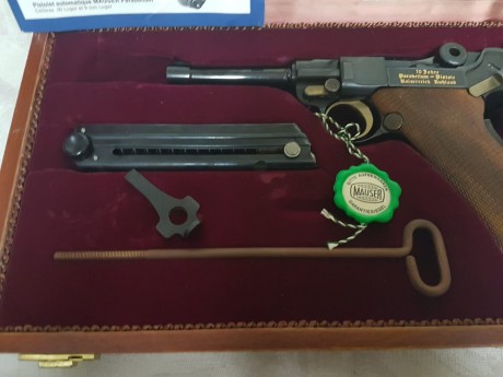 Luger Mauser ,nueva a estrenar ,conmemorativa,grabados en Oro,calibre 9 Para,incluye dos cargadores,estuche 01