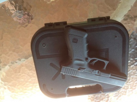 Vendo GLOCK 17 9 mm, casi nueva. por 350 euros, con cargadores y estuche. 
Adjunto fotos. 00