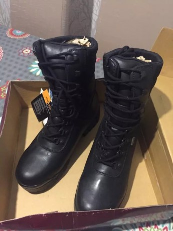 Hola pues vendo botas de caza o para senderismo de la marca SEGARRA de la talla 45 dispongo de 1 par lo 02