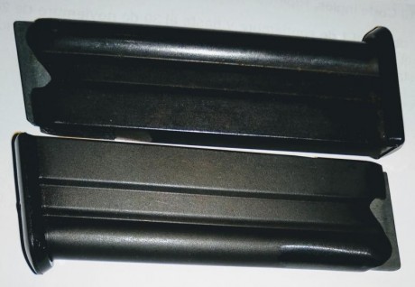 Vendo  dos cargadores  para la carabina  Anschutz 520  del calibre 22 Lr:

-  no valen para la 525  porque 12