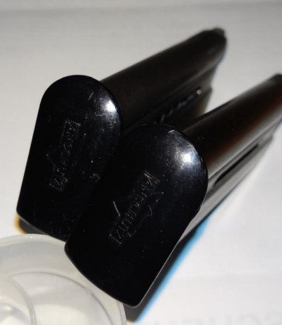 Vendo  dos cargadores  para la carabina  Anschutz 520  del calibre 22 Lr:

-  no valen para la 525  porque 21