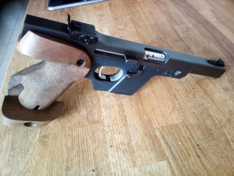 Hola amigos foreros,

Os ofrezco una bonita Walther GSP como nueva. Maletín original, los 2 cargadores, 12