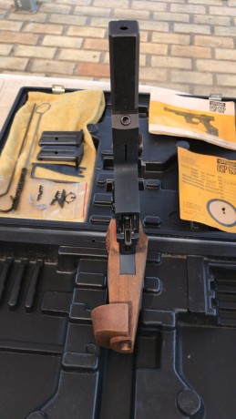 Hola amigos foreros,

Os ofrezco una bonita Walther GSP como nueva. Maletín original, los 2 cargadores, 10