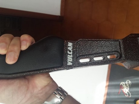 Empuñadura de magnesio, palas compuestas de carbono, regulable en potencia...63" de largo, 29" 10