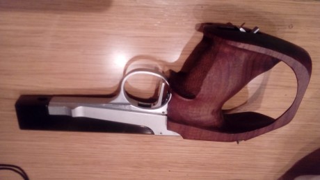 Un compañero del club me ha pedido que ponga a la venta una pistola Olímpic del 22 corto en perfecto estado 01