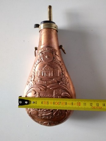  Polvorera fabricada a mediados de los 60 muy bien conservada, realizada con piezas de bronce y cobre 01