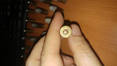 hola a todos , 
descubrimos hace unos dias con la muerte del abuelo un revolver extraño y muy antiguo, 102