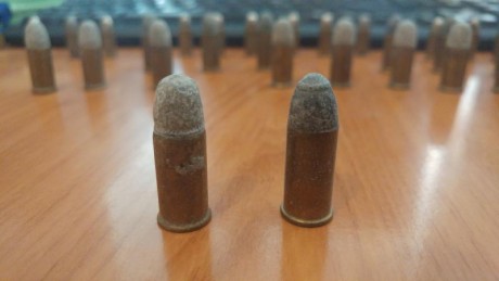 hola a todos , 
descubrimos hace unos dias con la muerte del abuelo un revolver extraño y muy antiguo, 101