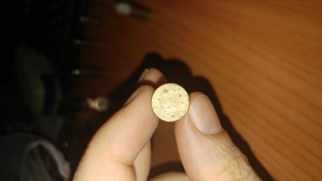 hola a todos , 
descubrimos hace unos dias con la muerte del abuelo un revolver extraño y muy antiguo, 100