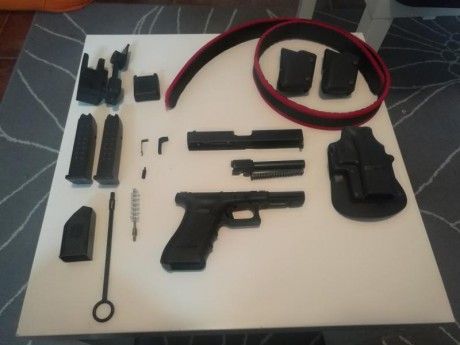 GLOCK 17 3ª GENERACIÓN.
Vendo Glock 17 3ª Generación, único propietario junto con:
- 2 Cargadores.
- ayuda 02