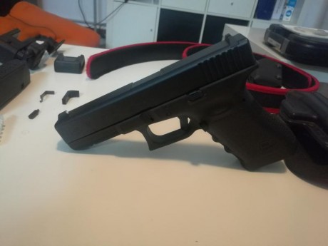 GLOCK 17 3ª GENERACIÓN.
Vendo Glock 17 3ª Generación, único propietario junto con:
- 2 Cargadores.
- ayuda 00
