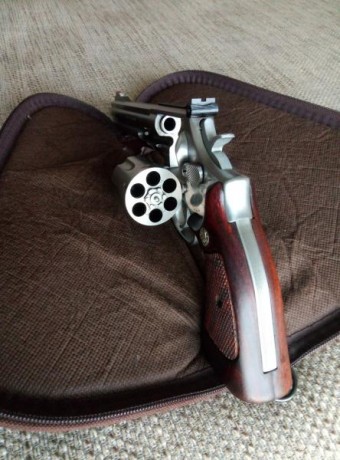 Hola compañeros, pues lo dicho vendo revólver Smith and Wesson 686-3 de 6 pulgadas calibre 357 Magnum 00