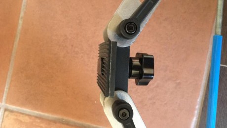 Vendo bipode adaptable a carril UIT o rosca directa, peso 890 gramos 
Precio 70€+portes si los hay 10