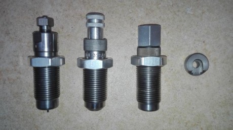Hola, vendo un juego de 3 dies marca Lee para el calibre .32S&W en perfecto estado. Están en Madrid. 00