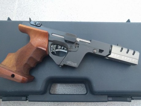 VENDIDA

La pistola está en muy buen estado y funciona perfectamente (hay manchas negras en una foto que 01