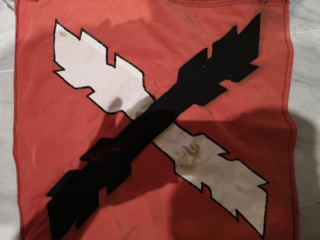 Se trata de uno de los guiones que se usan como decoración del patio de armas durante los actos, un poco 00