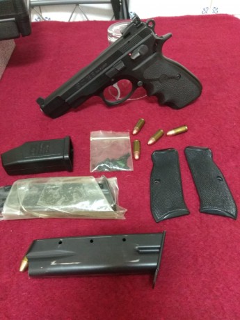 GRAN OPORTUNIDAD!! Se vende, por poco uso, pistola Ceska CZ 75B de 9mm mas kit en calibre 22 Ceska 75 12