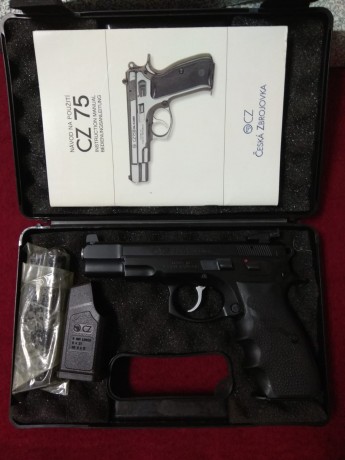 GRAN OPORTUNIDAD!! Se vende, por poco uso, pistola Ceska CZ 75B de 9mm mas kit en calibre 22 Ceska 75 10