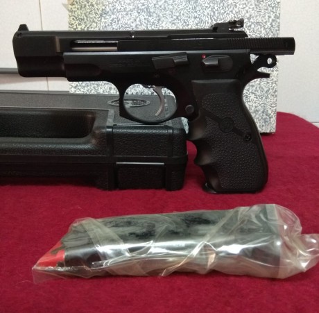 GRAN OPORTUNIDAD!! Se vende, por poco uso, pistola Ceska CZ 75B de 9mm mas kit en calibre 22 Ceska 75 22