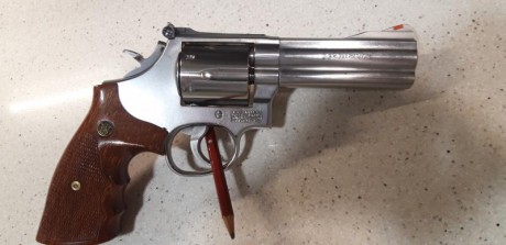 Por no usarlo y estar permanentemente en el armero vendo Revólver S&W 686-4 (según los expertos la 01