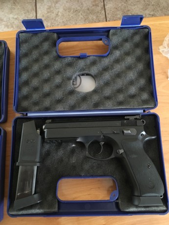 Vendo mi cz 75 sp 01 con sus tres cargadores y su caja y manuales originales más carro del 22 también 01