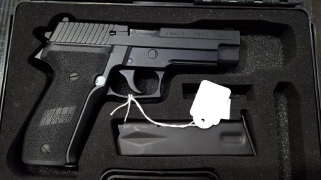 Un amigo me ha pedido que le eche un cable con la venta de una P226, no está estrenada, vamos que lleva 00