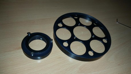 Hola.
Vendo rueda de paralaje desmontable para Sightron SIII.
Mide 140 mm de diametro y la fijacion al 00